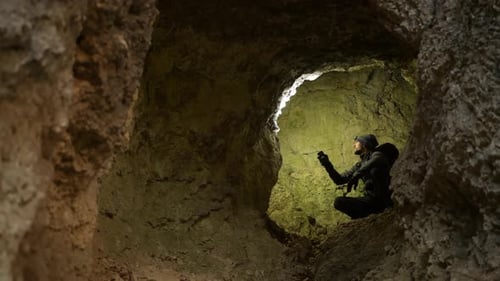 Explorador de cavernas caucasiano
