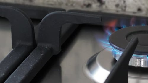 Flammender Küchenbrenner im Innenraum