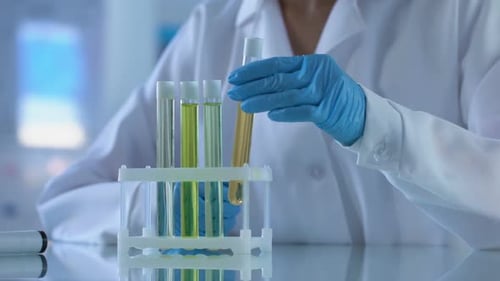 Chercheuse Marquage des tubes à essai, industrie de la parfumerie, expérience de cosmétologie