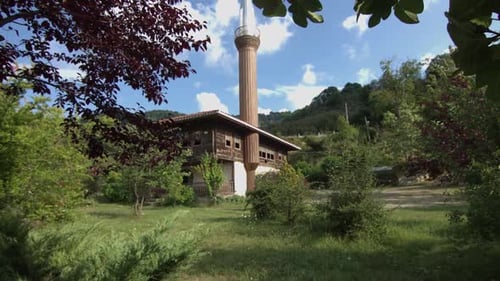 Holzmoschee und Holzminarett.