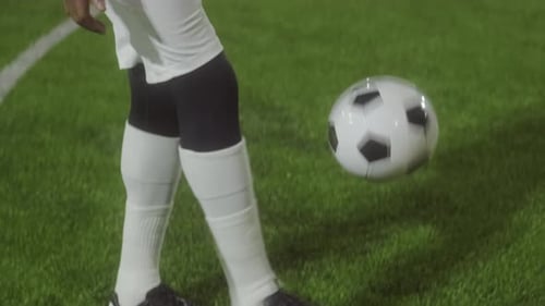 Athlet fängt Fußball und posiert
