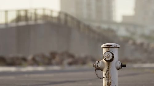 Rostiger Hydrant bei sonnigem Tag