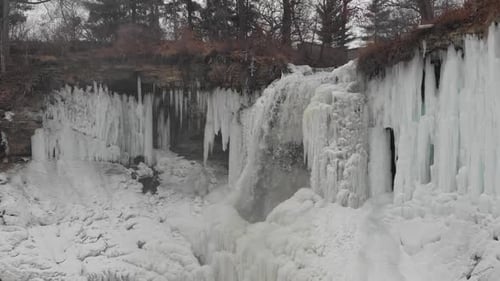 Gefrorener Wasserfall im Winter