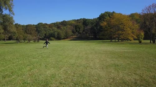Jovem mulher correndo no parque