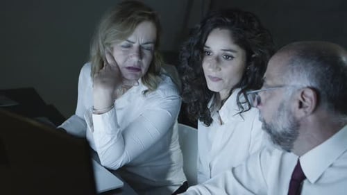 Collègues de travail concentrés utilisant un ordinateur de bureau