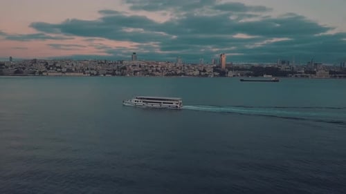 Luftverfolgung eines Kreuzfahrtschiffes im Istanbuler Bosporus