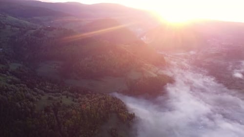 Sonnenaufgang Neblig eine Wolkeninversion in einem ländlichen Tal in ländlicher Berglandschaft