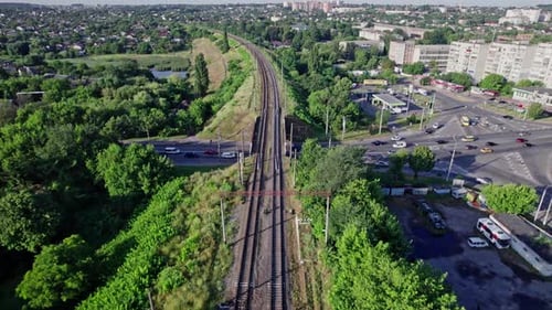 Eisenbahn und Brücke in der Stadt