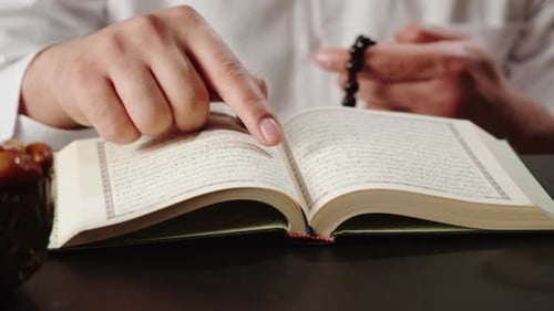 Koran lesen Nahaufnahme Mann aus dem Nahen Osten betet islamische Religion