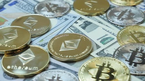 Ethereum ETH Goldmünze rotiert auf Geldhintergrund.