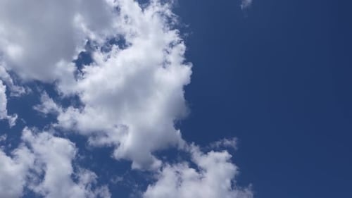 Weiße Wolken am blauen Himmel 06