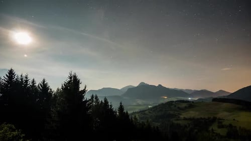 Mondaufgang in Sternennacht mit Milchstraße über Berglandschaft