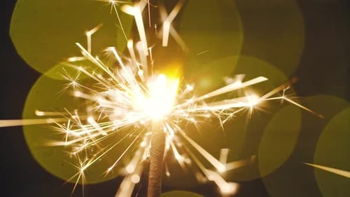 Cinemagraph; Brennende Wunderkerze auf Bokeh-Hintergrund