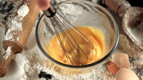 Super Zeitlupe: Der Schneebesen für Männer rührt die Eier zum Backen um