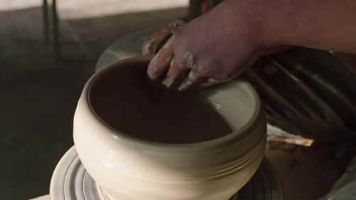 Le beau pot en argile est fabriqué par Potter