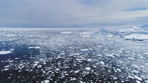 Vol aérien au-dessus de l'océan glacé de l'Antarctique.