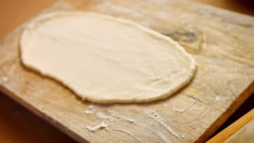Ich verteile den Teig mit einem hölzernen Nudelholz