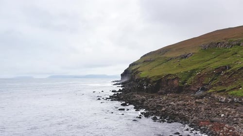 Luftaufnahme der Meereswellen an der felsigen Küste brechen auf felsigen Klippen