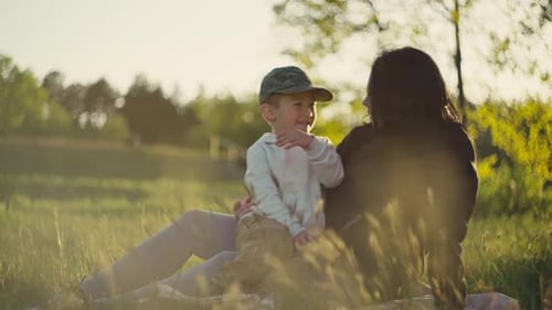 Mama und Sohn spielen gerne zusammen in der Natur