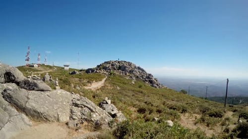 Vue rocheuse et légèrement brumeuse depuis le sommet d'une montagne à Foia Monchique Portugal