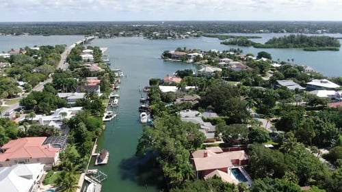 Vista aérea del vecindario de Bay Island y villas de lujo