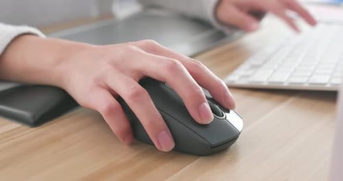 Designer Zu Hause am Computer arbeiten