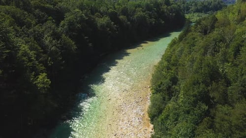 Drohnenflug über den Fluss Soca und Wälder