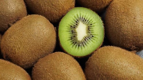 Un montón de kiwi entero y medio girando