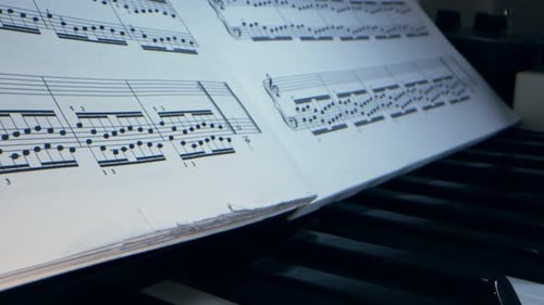 Partitura para piano sobre papel