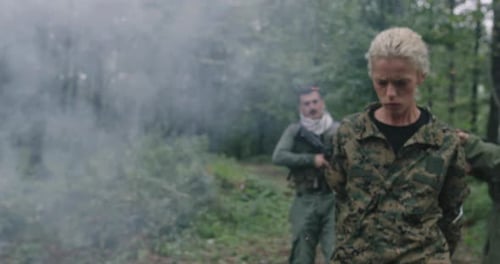 Concept de terroriste et de femme otage