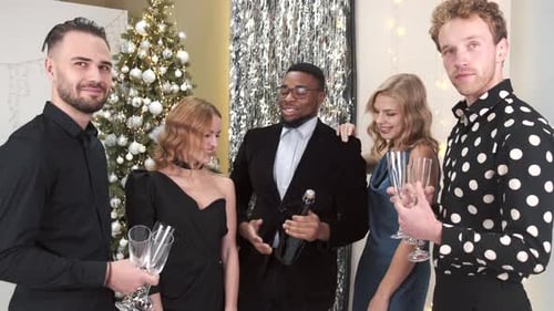 Grupo de amigos comemorando a festa de ano novo juntos