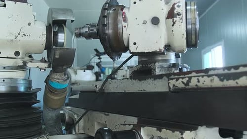 Dolly hat Nahaufnahme einer Bohrmaschine, Teil des Metallbohrens in der Werkstatt, aufgenommen