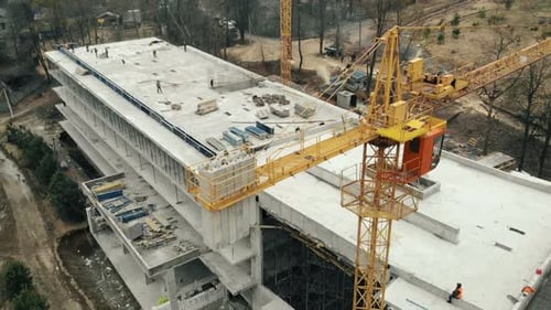 Luftaufnahme Großer Baukran, Nahaufnahme. Baukran auf einem Gebäudehintergrund, Nahaufnahme