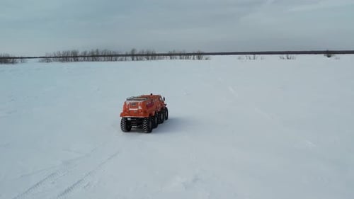Véhicule tout-terrain à huit roues
