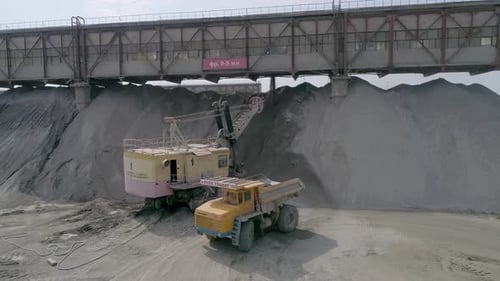 Schwere Bergbauausrüstung Bagger, große Muldenkipper, Lader, die an der Herstellung von Schotter arbeiten