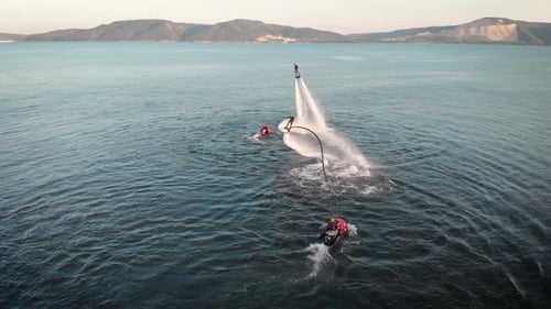Personnes volant sur des jet-packs au-dessus de l'eau
