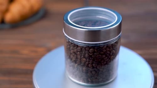 Glas mit schwarzen Kaffeekörnern