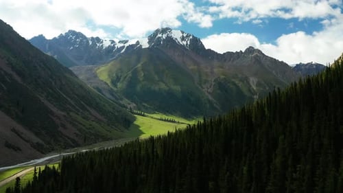 Vista aérea del hermoso paisaje montañoso en Kirguistán