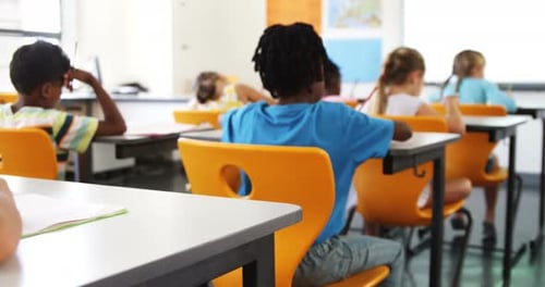 Crianças da escola estudando em sala de aula