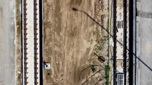 Zumbido
aéreo de zoom lento disparado desde arriba de un tren ligero de construcción Jaffa, Israel. Pocos coches y t