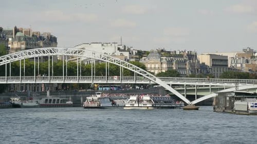 Bateaux flottant sous la Passerelle Debilly