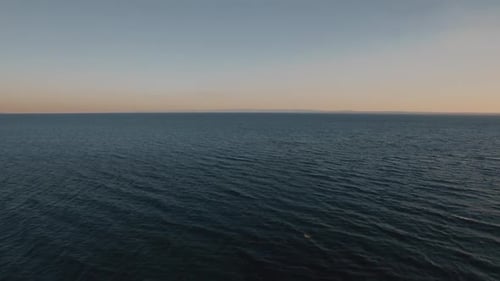 Wasserlandschaft mit tiefblauem Meer bei Sonnenuntergang