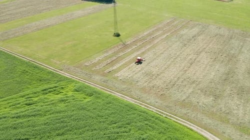 Trator vermelho Hay Tedder Aerial View