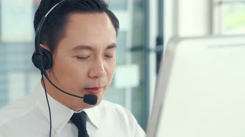 Geschäftsmann mit Headset arbeitet aktiv im Büro