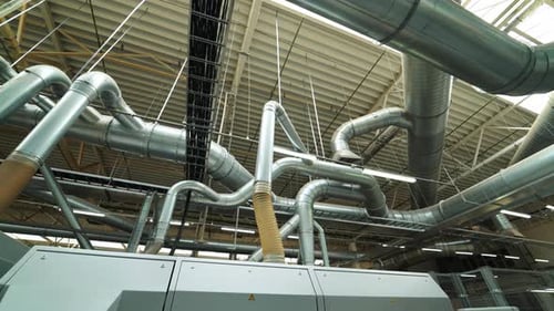 Moderner Zweig des Lüftungssystems in der Fertigungsanlage für Dielen