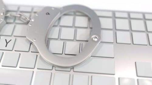 Handschellen auf der Tastatur mit PIRACY Text auf den Tasten