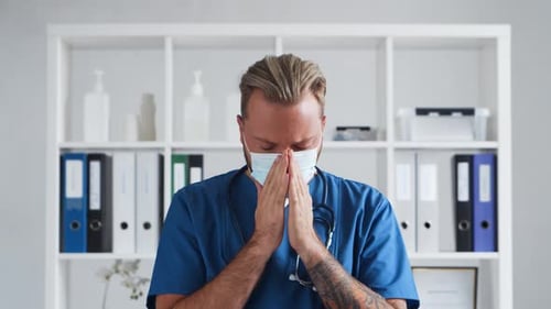 Médecin professionnel au bureau de l'hôpital, Portrait d'un médecin jeune et confiant.