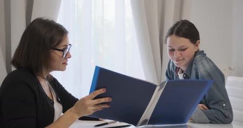 Enseignante donnant des cours privés à une adolescente, des leçons individuelles