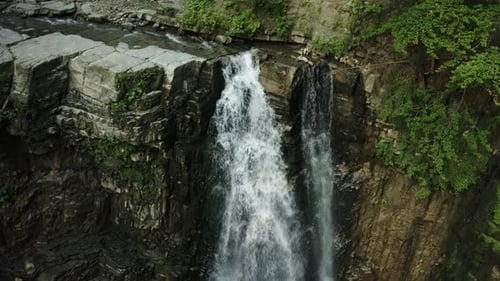 Cascade sur la rivière des Carpates