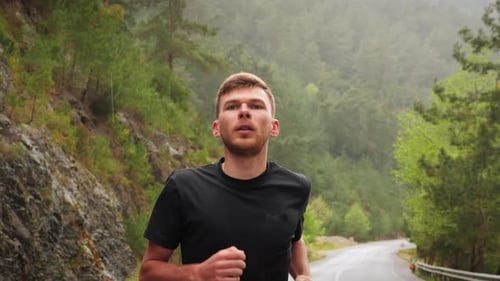 Porträt eines selbstbewusst motivierten Mannes beim Laufen